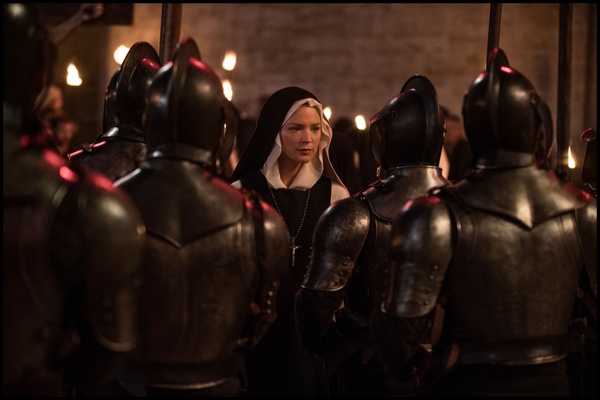 Benedetta, recensione: eretico è chi l’amore tra suore fa