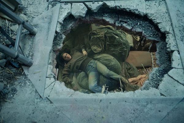 Brick, la recensione: una prigione misteriosa nel film Netflix che si chiude su se stesso