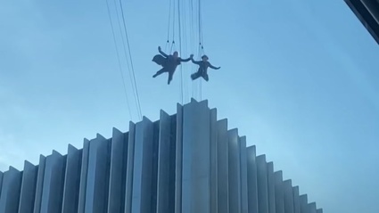 Keanu Reeves e Carrie-Anne Moss si sono buttati giu da un palazzo 20 volte