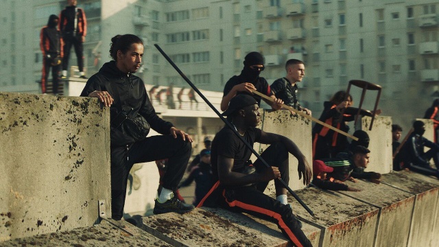 Athena la recensione su Netflix la guerriglia alla polizia nelle Banlieue diventa cinema action