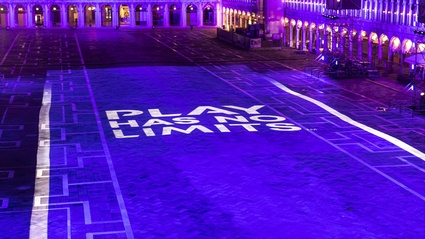 Playstation illumina Piazza San Marco per il lancio di PS5