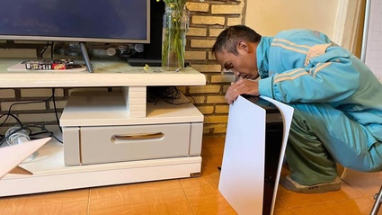 La moglie non vuole la Playstation 5. E lui la maschera da Router 5G