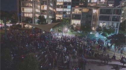 Presso il PokeStop a tarda notte: i residenti rispondono a bombe d'acqua