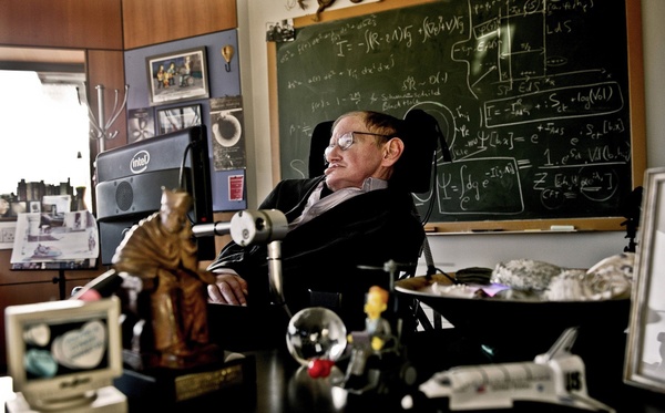 Infinity approfondisce la vita e l'opera di Stephen Hawking