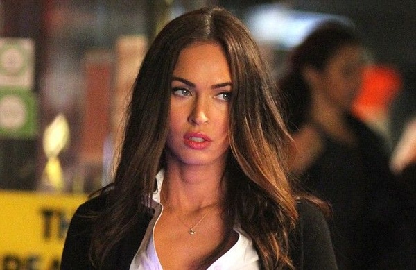 Megan Fox in un'audace gonnellina scozzese sul set di Tartarughe Ninja 2