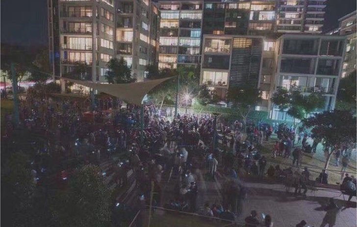 Presso il PokéStop a tarda notte i residenti rispondono a bombe dacqua