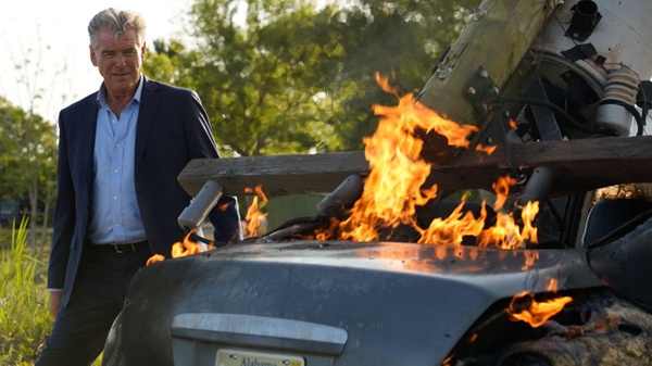 Fast Charlie: Pierce Brosnan spara sempre per primo in un film old-school 