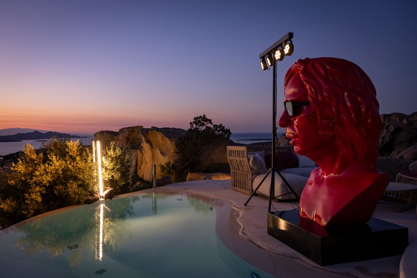 Checco Zalone non ha paura del politicamente corretto n&eacute; di James Cameron: il racconto di Buen Camino 