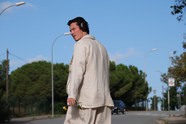 Rosebush Pruning ha tanti difetti, ma ci regala una Pamela Anderson e un Callum Turner senza freni