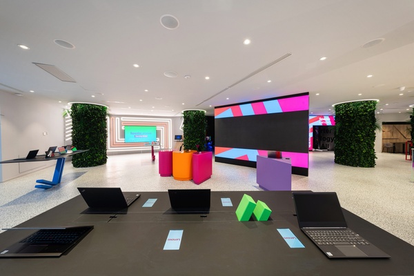 Lenovo apre a Milano il primo concept store in Europa