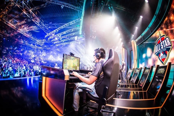 Gli eSport varranno oltre due miliardi di dollari nel 2022
