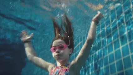 Clip Esclusiva: esci subito dalla piscina!