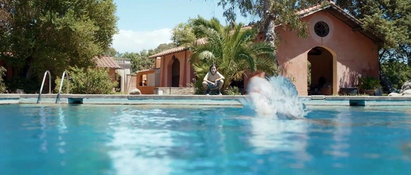 Denti da squalo, recensione: l’esordio di Gentile spalanca la porta al futuro tecnologico