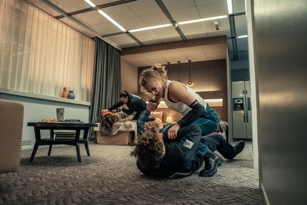 Exterritorial - Oltre il confine della verosimiglianza, con la peggior finta combattente di sempre