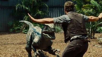 I dinosauri di Jurassic World fanno tremare il Super Bowl