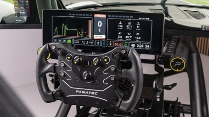 Fanatec lancia il supporto XENEON EDGE per sim racing