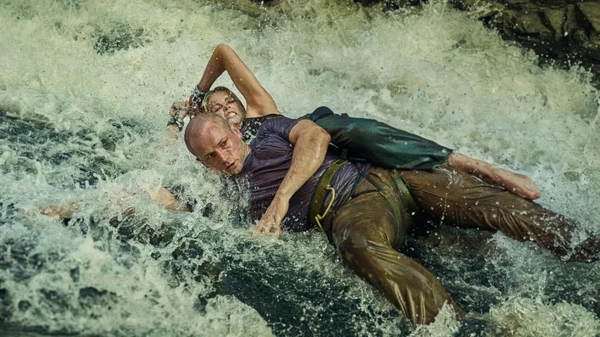 Apex: Charlize Theron lotta per la sopravvivenza nella natura australiana 