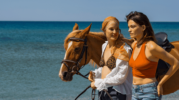 Hot Milk, l'estate spagnola e lesbica di Emma Mackey e una cocente delusione: la recensione del film da Berlino