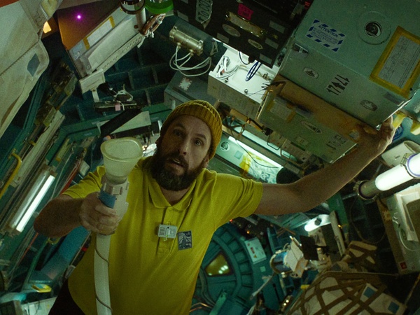 Spaceman, il film di Netflix in cui Adam Sandler cerca se stesso nello spazio