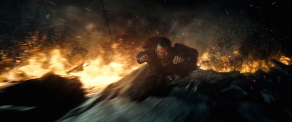 Due speciali spot tv e nuovo poster e immagini per Batman V Superman!