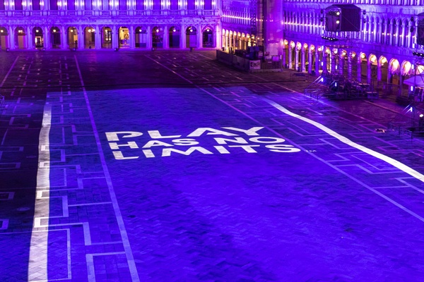 Playstation illumina Piazza San Marco per il lancio di PS5