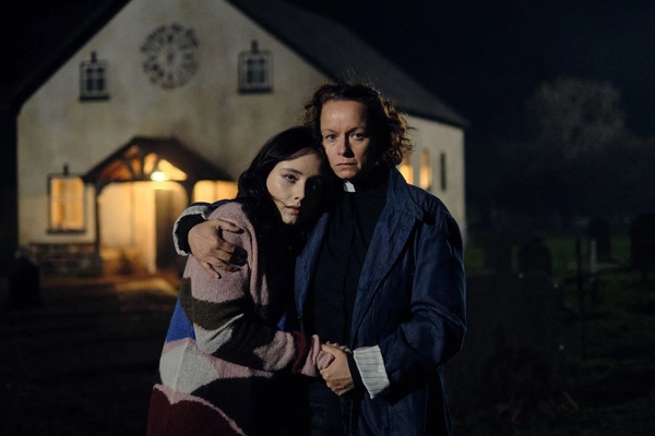 The Burning Girls: la recensione della miniserie di Paramount+ con Samantha Morton