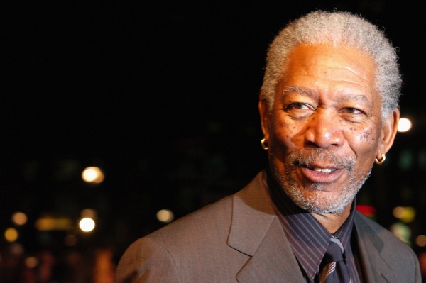 Atterraggio d'emergenza per Morgan Freeman. Nessun problema per l'attore!