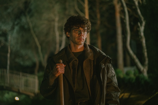 Il giardiniere: la miniserie di Netflix smaschera la maternità crudele fra omicidi, manipolazioni e assenza di emozioni