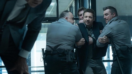 Jeremy Renner e la regista Yi Zhou al centro di un caso legale