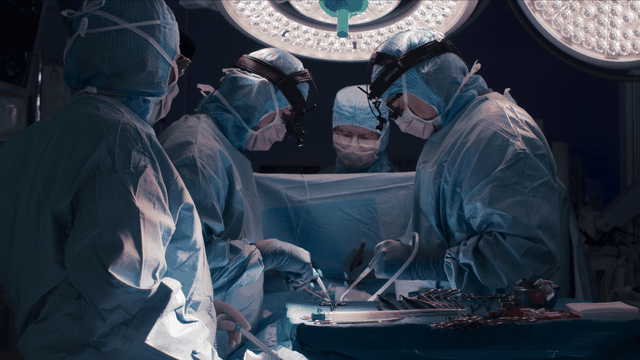 Bad Surgeon recensione della serie di Netflix sulla sconvolgente storia vera del chirurgo Paolo Macchiarini