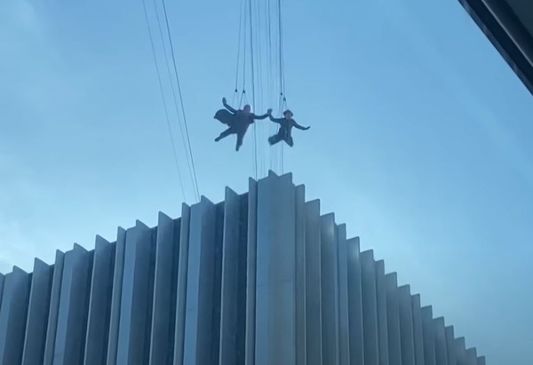 Keanu Reeves e Carrie-Anne Moss si sono buttati giu da un palazzo 20 volte