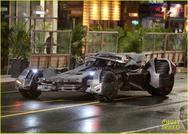 Batman insegue il Joker in queste clip da Suicide Squad