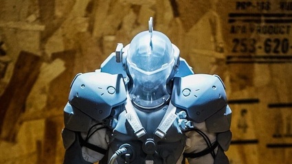 Hideo Kojima mostra le statue di Ludens