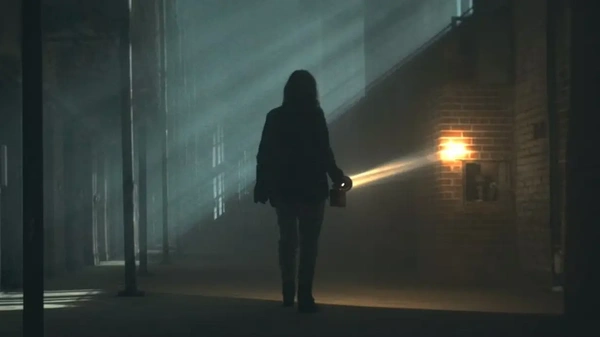 Shelby Oaks - Il covo del male: un horror derivativo che scade nei cliché 