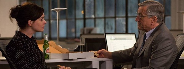 Nelle sale anche Lo Stagista Inaspettato! Ecco due clip dal film