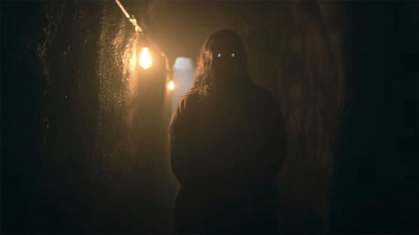 Shelby Oaks - Il covo del male: un horror derivativo che scade nei cliché 