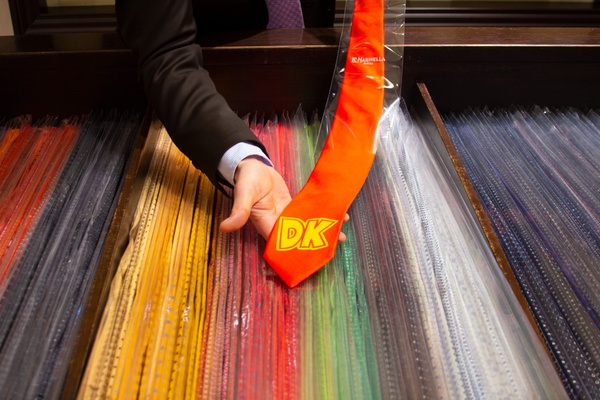 E. Marinella realizza una cravatta dedicata a Donkey Kong in occasione del rilascio di Mario vs. Donkey Kong