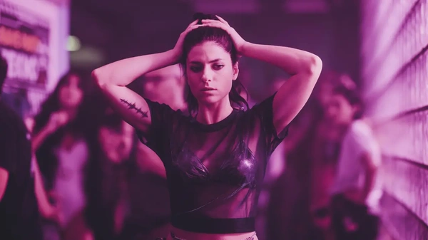 Rosa Elettrica: una serie che prova a fuggire dai clich&eacute;, riuscendovi a met&agrave; 