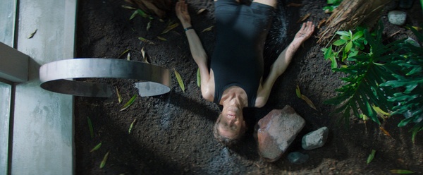 Inside: trama, recensione e chiave di lettura del film con Willem Dafoe