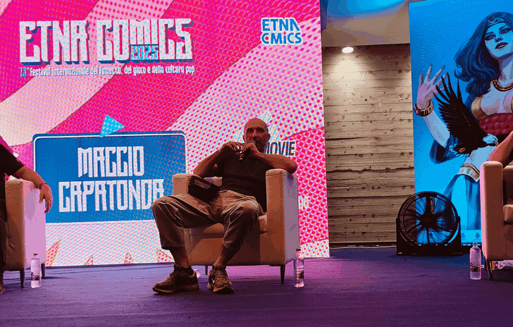 Maccio Capatonda a Etna Comics 2025 superpoteri baffi e tatuaggi improbabili