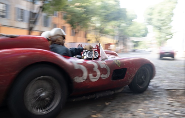 Ferrari recensione niente rombo uno sbiadito rosso Ferrari