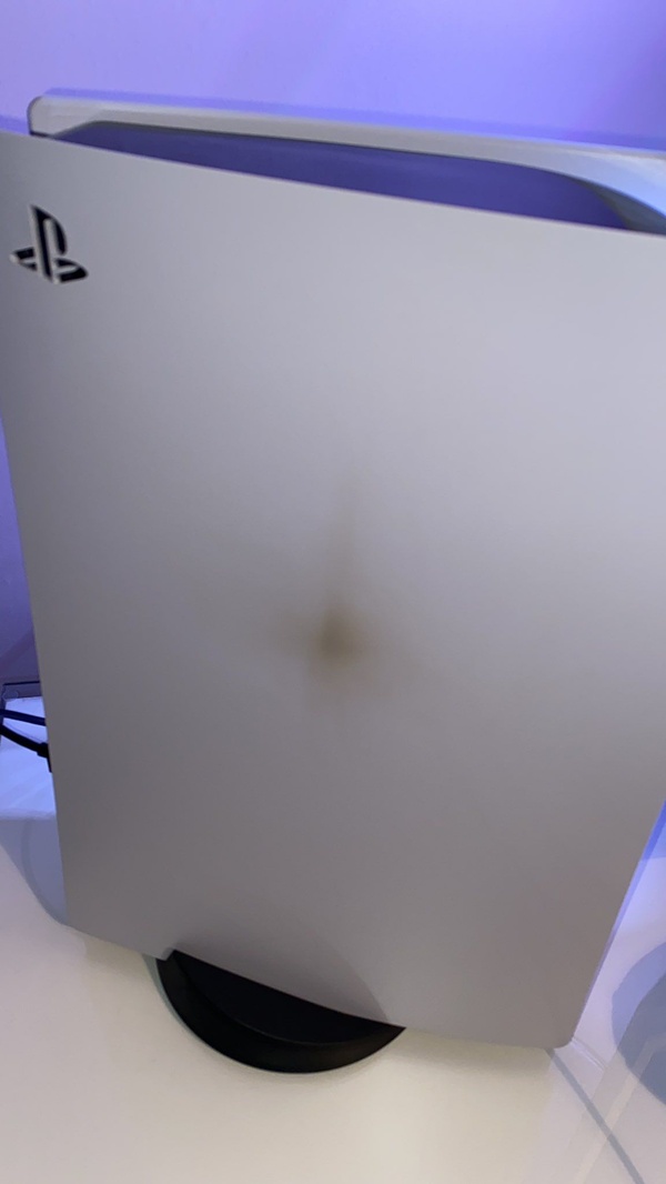 Playstation 5: l'esordio e con "la macchia"