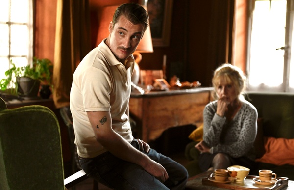 Sotto le foglie prova che i gialli migliori spesso non hanno risposta: la recensione del thriller di François Ozon