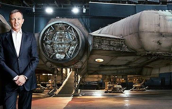 Bob Iger viene ritratto con il Millennium Falcon