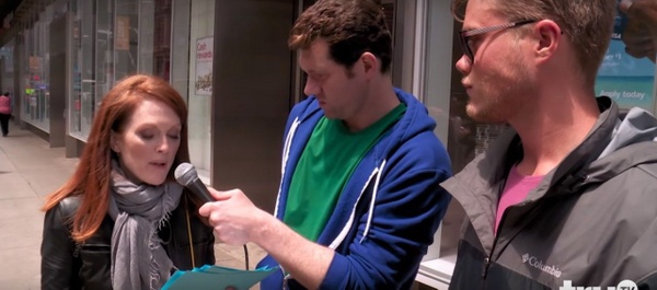 Siete a Time Square? Date un dollaro a Julianne Moore e recitera per voi!