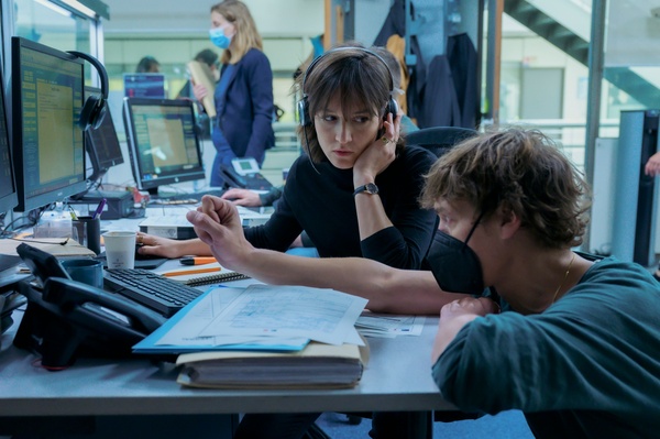 November, recensione: come si racconta il terrorismo al cinema?