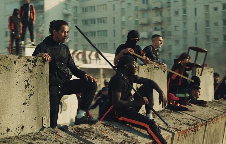 Athena la recensione su Netflix la guerriglia alla polizia nelle Banlieue diventa cinema action