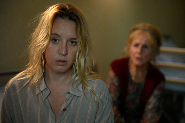 Sotto le foglie prova che i gialli migliori spesso non hanno risposta: la recensione del thriller di François Ozon