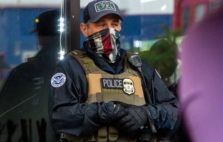 Man Poses as ICE Agent to Steal a PlayStation