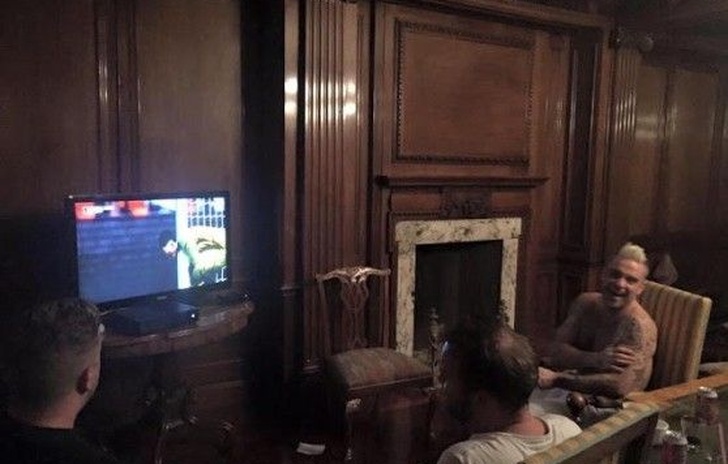 Prima dei concerti Robbie Williams gioca con la hum Playstation